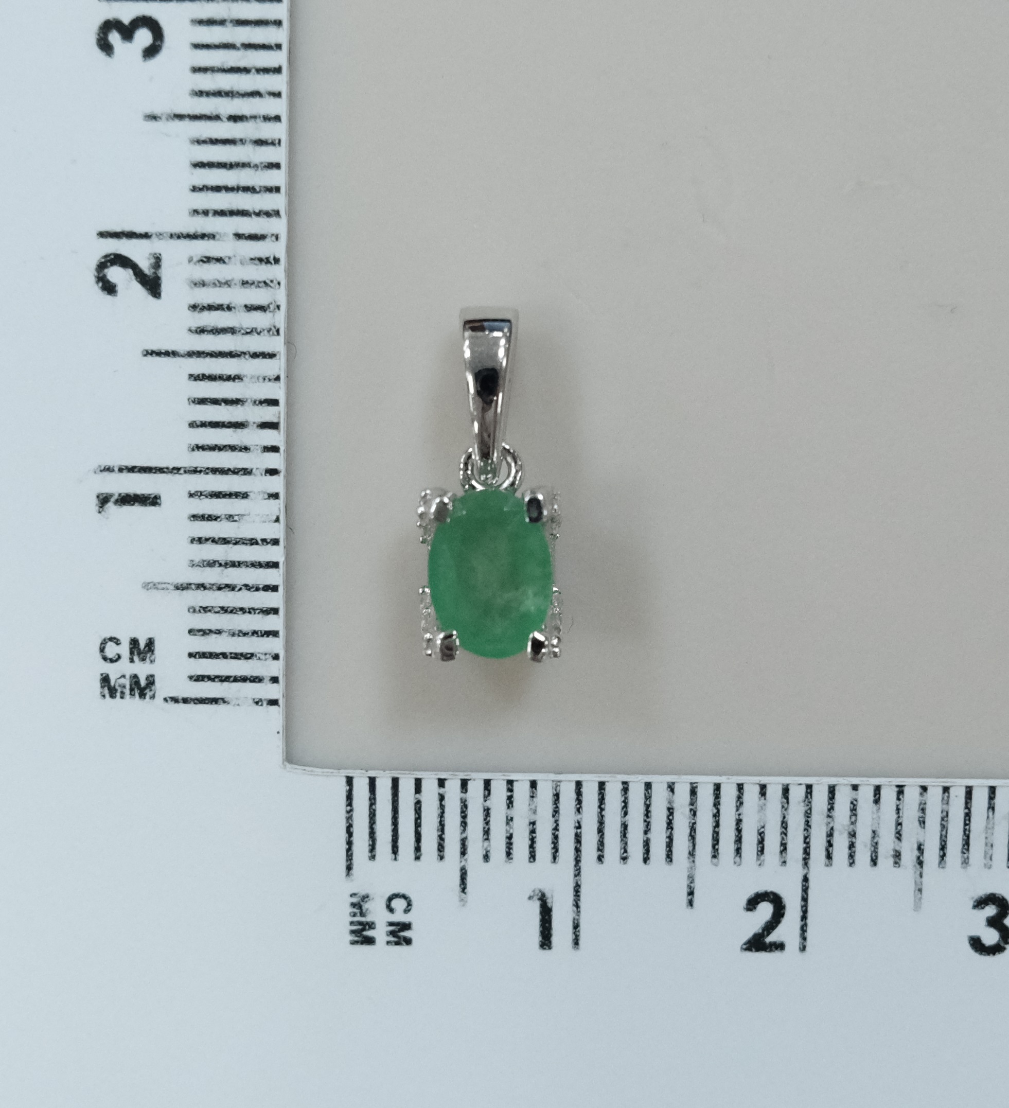 Серебряная подвеска с изумрудом